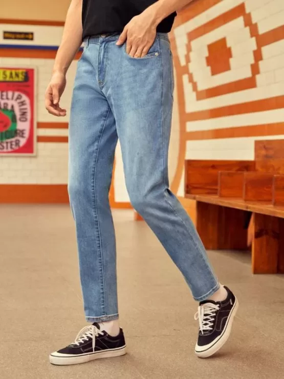 Men Washed Slant Pocket Tapered Jeans - Image 3