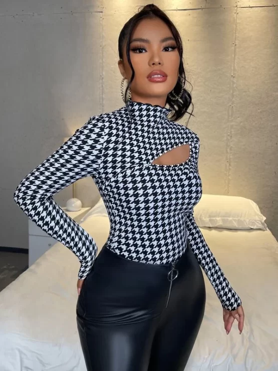 Mock Neck Houndstooth Print Cut Out Slim Tee - Image 5