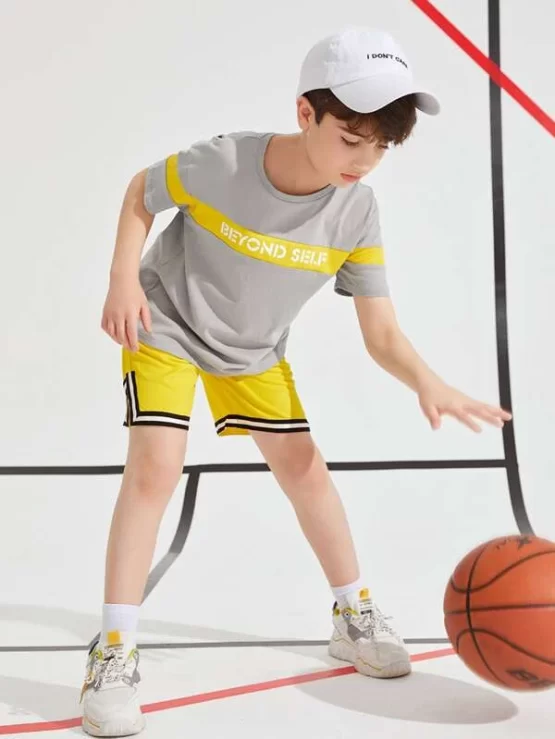 Boys Letter Graphic Colorblock Tee & Striped Trim Shorts