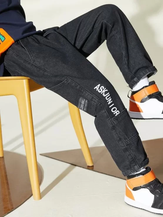Boys Letter Graphic Button Zipper Patched Pocket Jeans - Image 3
