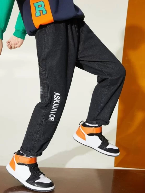 Boys Letter Graphic Button Zipper Patched Pocket Jeans