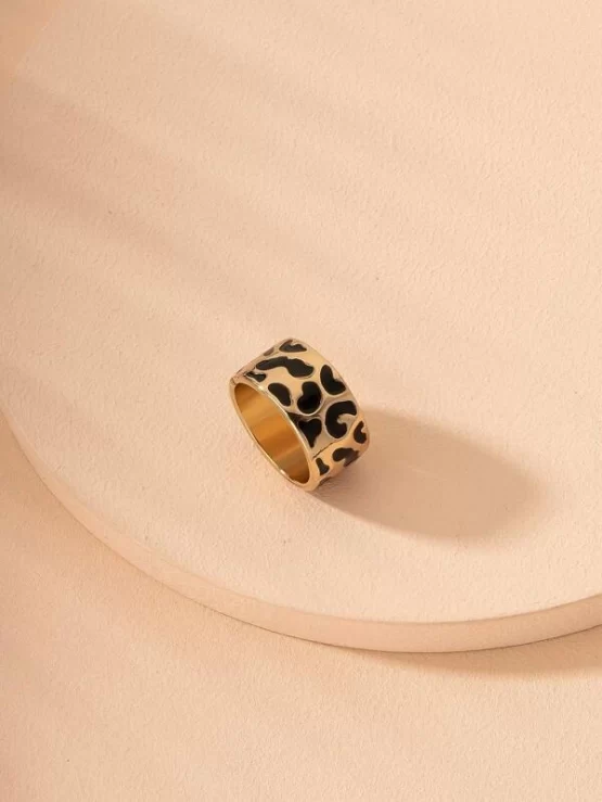 Fashionable Metallic Round Design Ring - Image 2