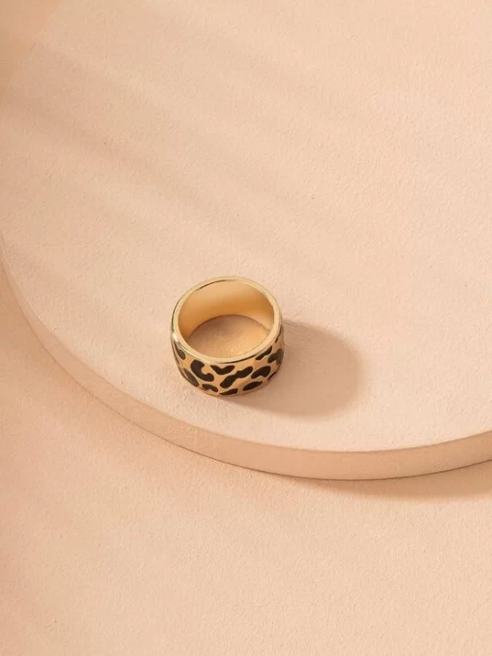 Fashionable Metallic Round Design Ring - Image 3