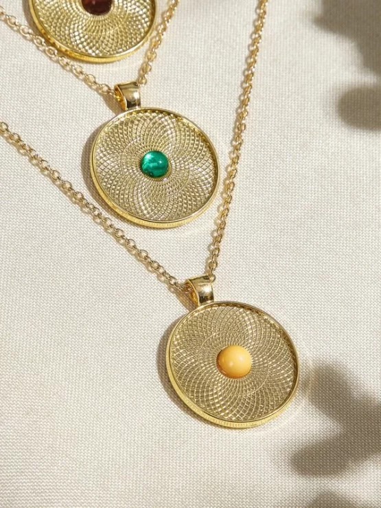 Fashionable Round Charm Layered Necklace - Image 3