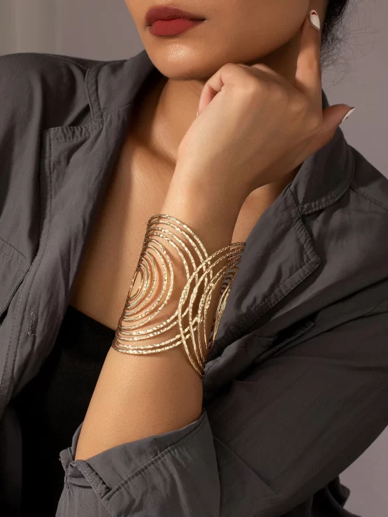 Fashionable One Piece Hollow Out Cuff Bangle