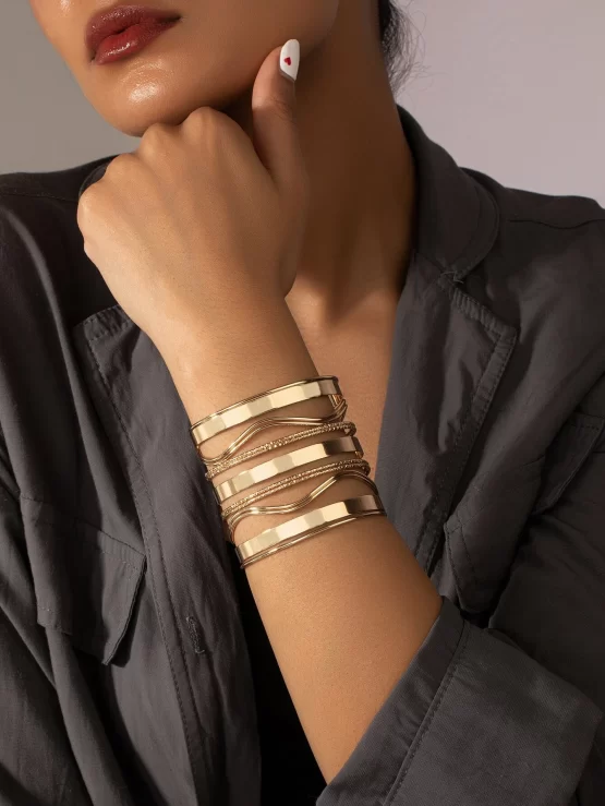 Fashionable One Piece Hollow Out Cuff Bangle