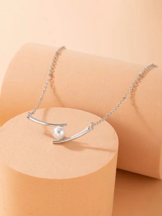Fashionable Faux Pearls Pendant Necklace - Image 5