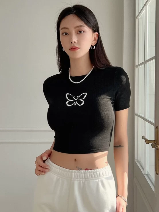 DAZY Butterfly Print Ribbed Knit Crop Tee - Image 4