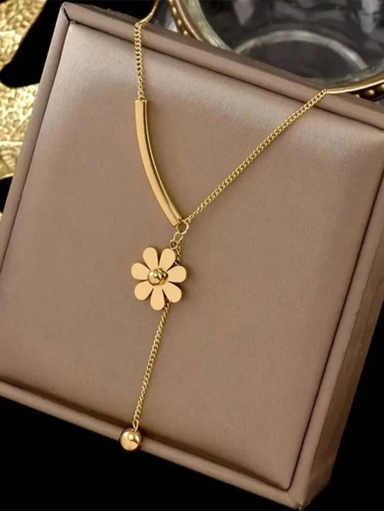 Fashionable Stainless Steel Flower Charm Pendant Necklace