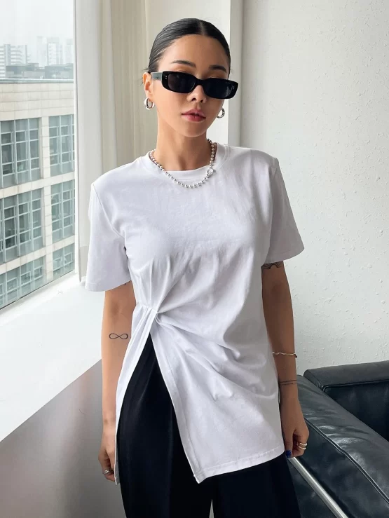DAZY Solid Twist Front Split Hem Tee